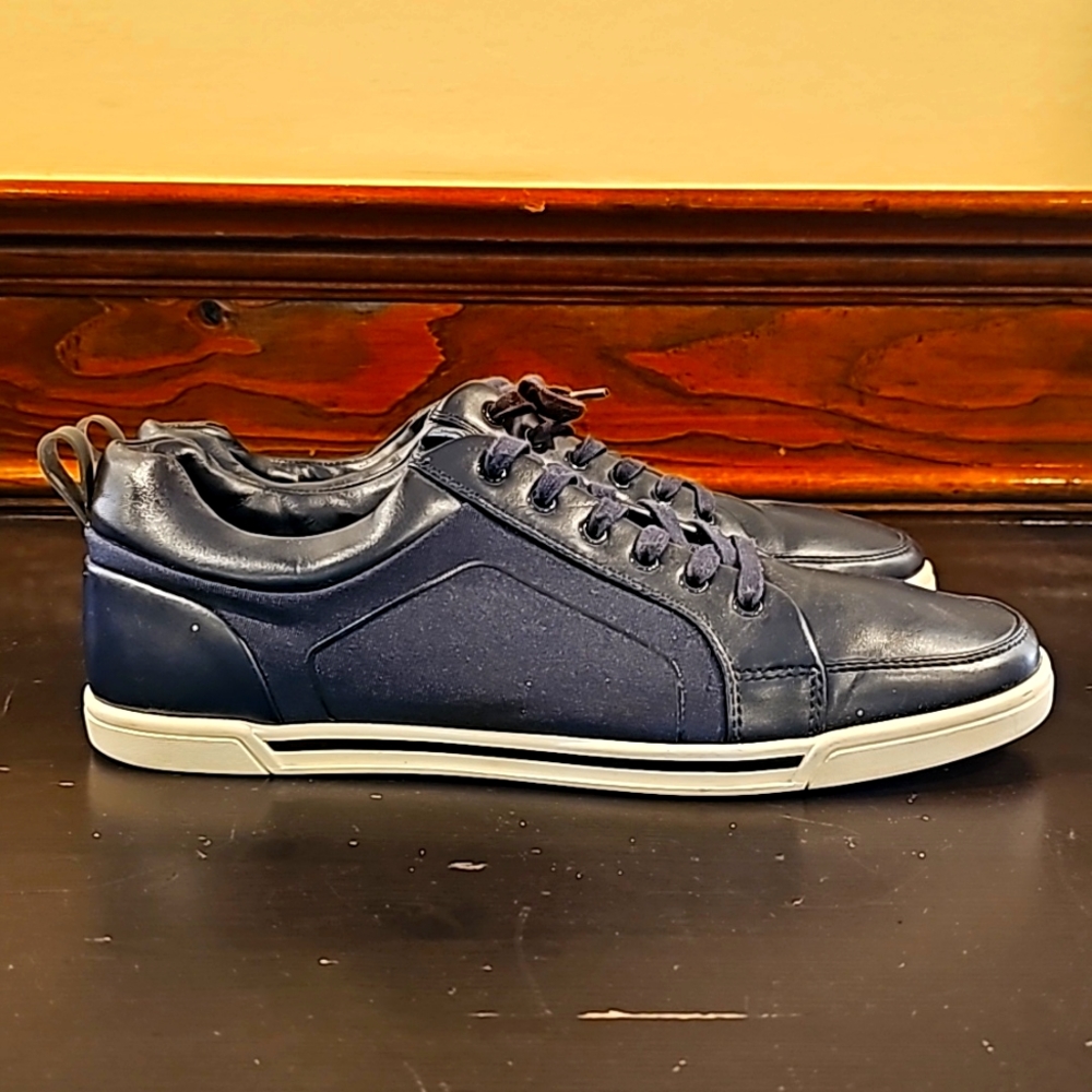 Navy blue men's casual sneakers